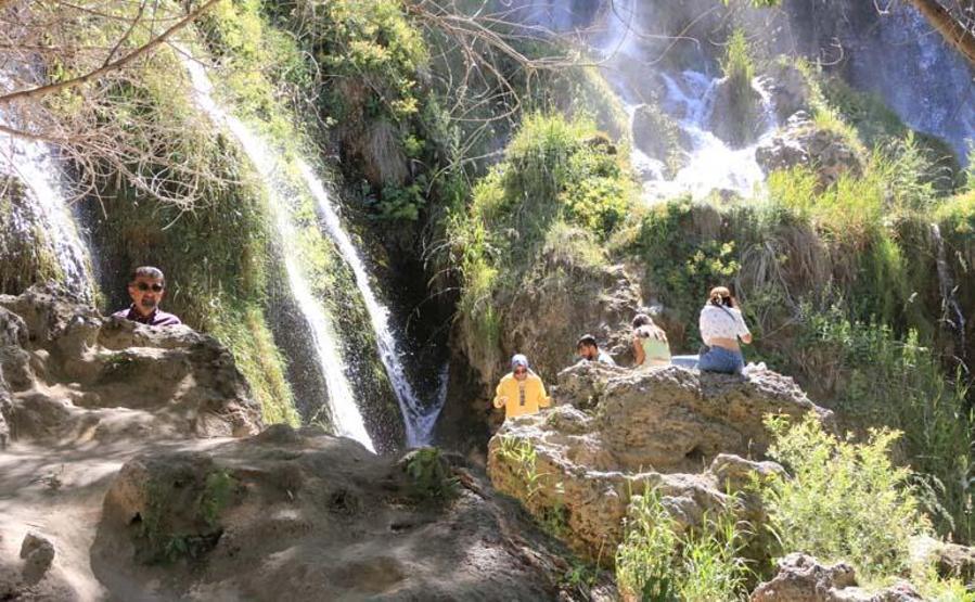 Sıcaktan kaçan Girlevik Şelalesinde serinliyor