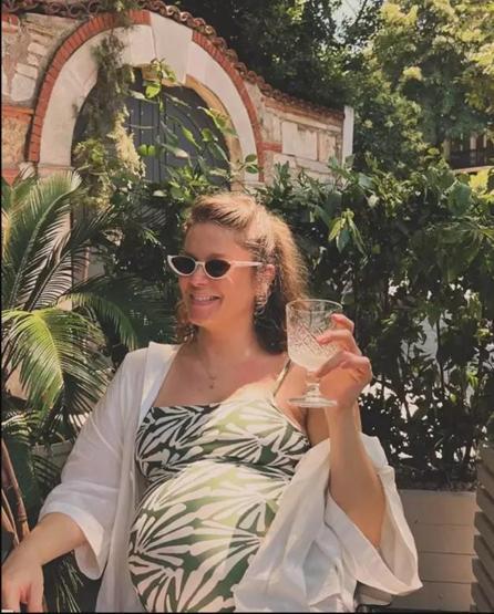 Burcu Biricikten karnı burnunda pozlar Yorum ve beğeni yağdı