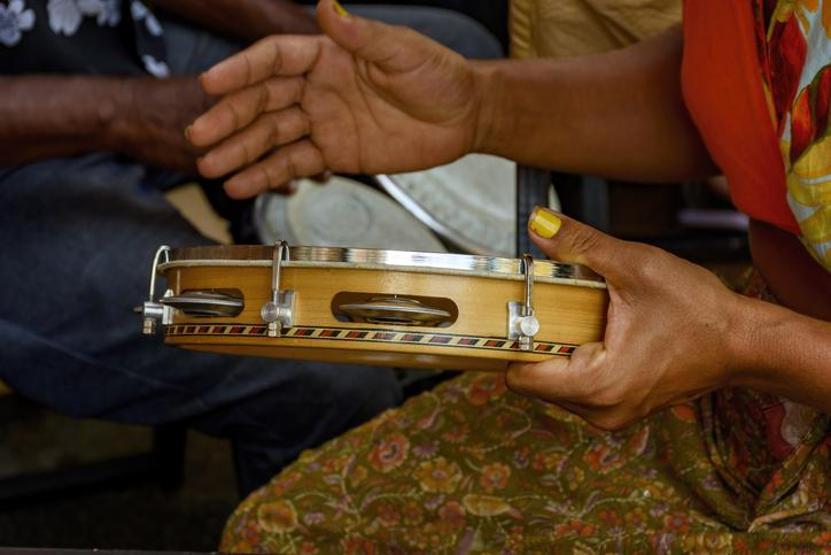 Müzik Aletlerinin Büyülü Dünyası: Tef Nedir Ve Nasıl Çalınır