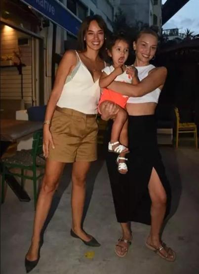 Seda Bakan ve Nilperi Şahinkayanın Bebek keyfi