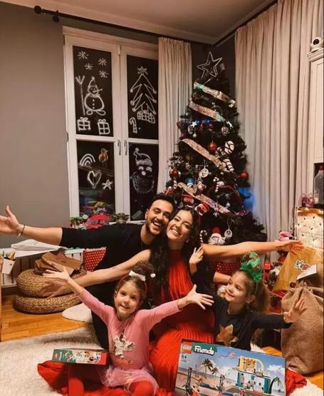 İKİZ KIZLARIYLA HEP GÜNDEMDE Eğlenceli ev hallerini paylaştı