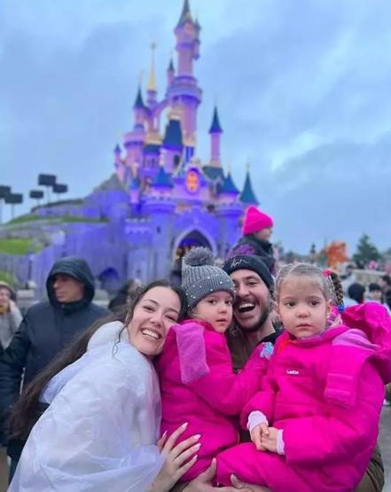 İKİZ KIZLARIYLA HEP GÜNDEMDE Eğlenceli ev hallerini paylaştı