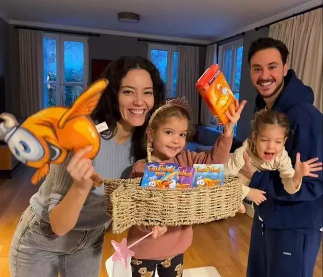 İKİZ KIZLARIYLA HEP GÜNDEMDE Eğlenceli ev hallerini paylaştı