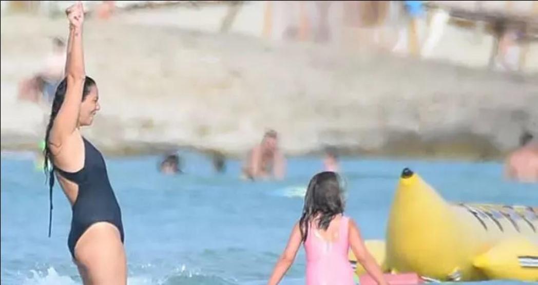 Esra Ruşanın Çeşme keyfi Kızıyla denizde oynadı