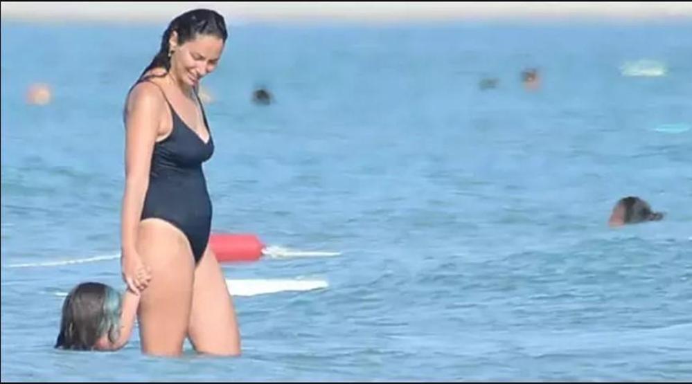 Esra Ruşanın Çeşme keyfi Kızıyla denizde oynadı