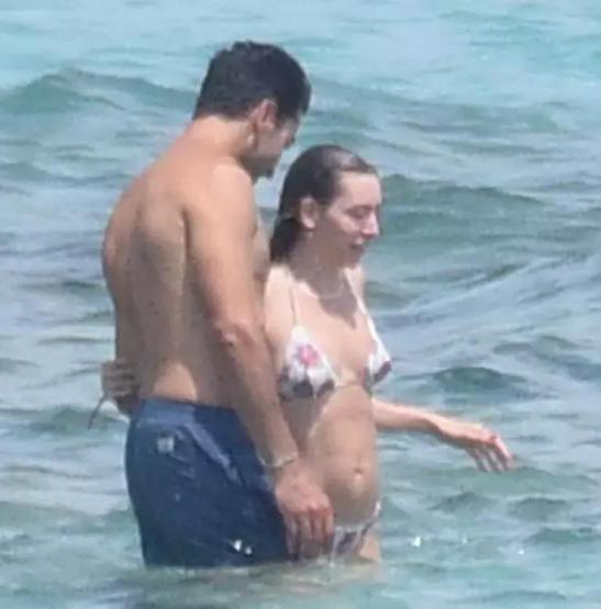 Denizde romantik anlar Kenan İmirzalıoğlu ile Sinem Kobal sezonu açtı