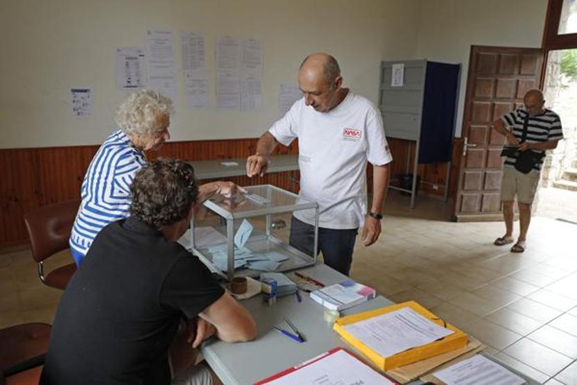 Fransada halk yeniden sandık başında Büyük sürpriz
