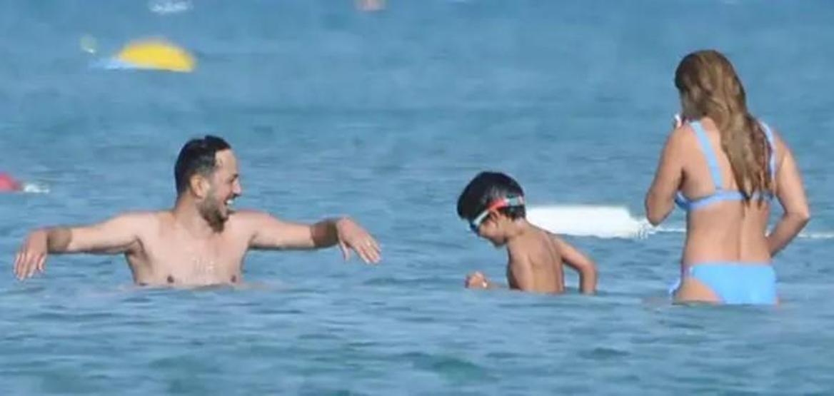 Çeşmede tatile çıktılar İddiaya girip yüzme yarışı yaptılar