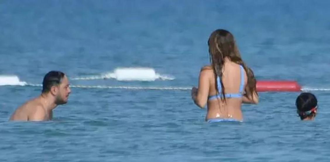 Çeşmede tatile çıktılar İddiaya girip yüzme yarışı yaptılar