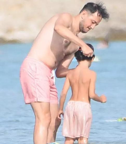 Çeşmede tatile çıktılar İddiaya girip yüzme yarışı yaptılar