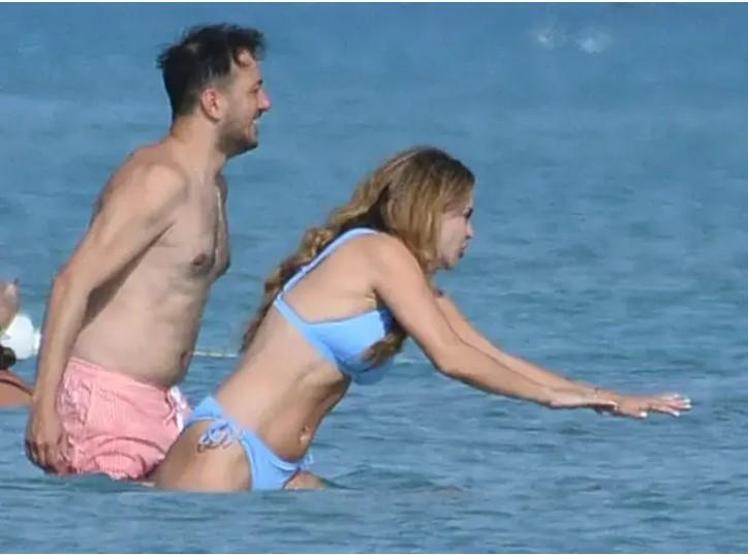 Çeşmede tatile çıktılar İddiaya girip yüzme yarışı yaptılar