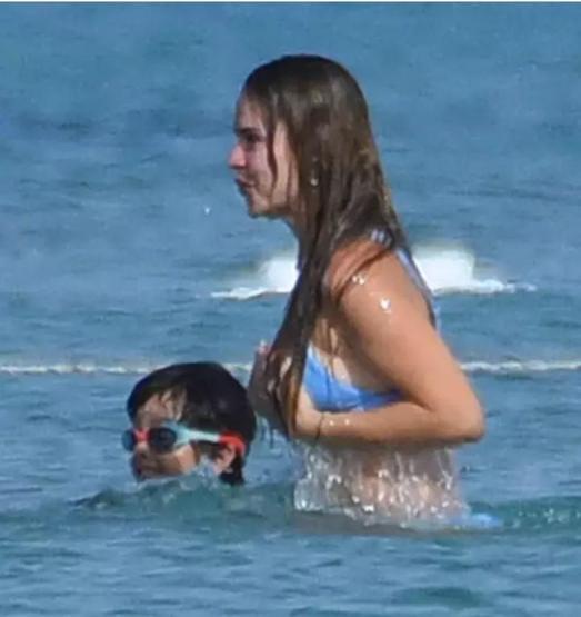 Çeşmede tatile çıktılar İddiaya girip yüzme yarışı yaptılar