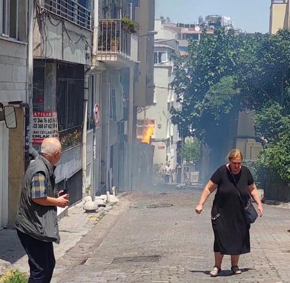 İstanbulda korku dolu anlar: Yangın çıkartanı bıçakladı, engelli arkadaşını kurtardı