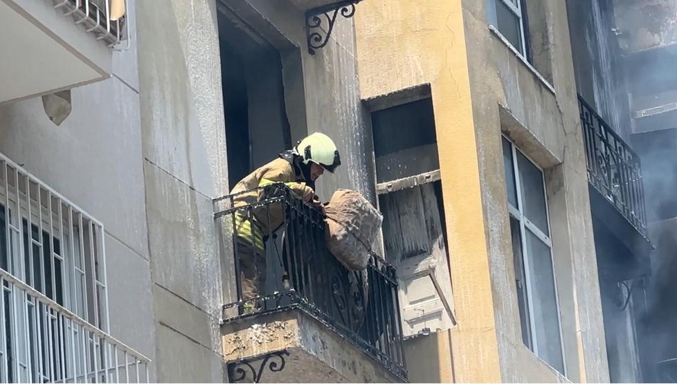 İstanbulda korku dolu anlar: Yangın çıkartanı bıçakladı, engelli arkadaşını kurtardı