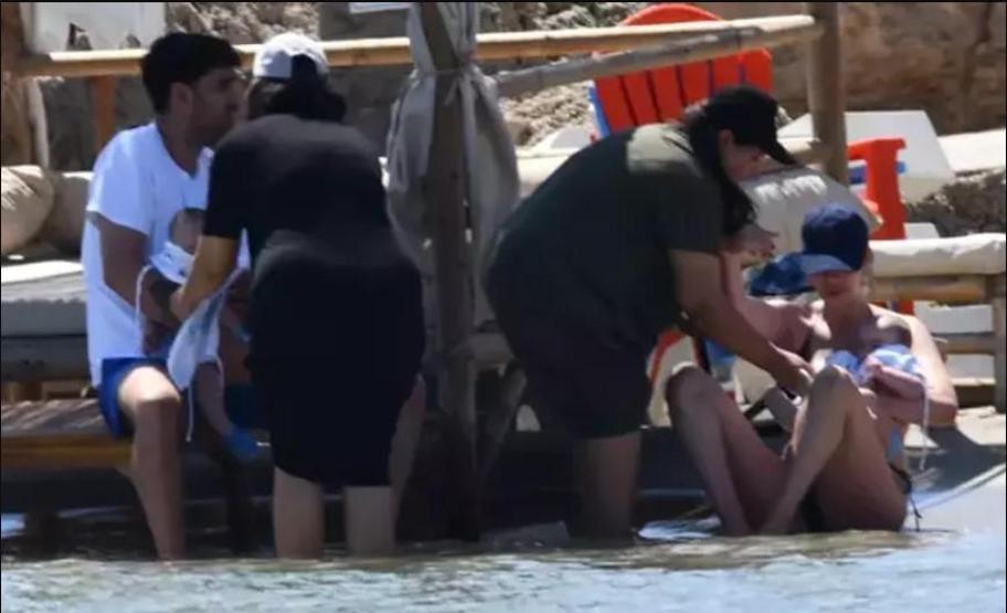 Çeşmede tatil sezonunu açtılar BEBEKLERİN DEDELERİNE BENZERLİKLERİ OLAY OLDU
