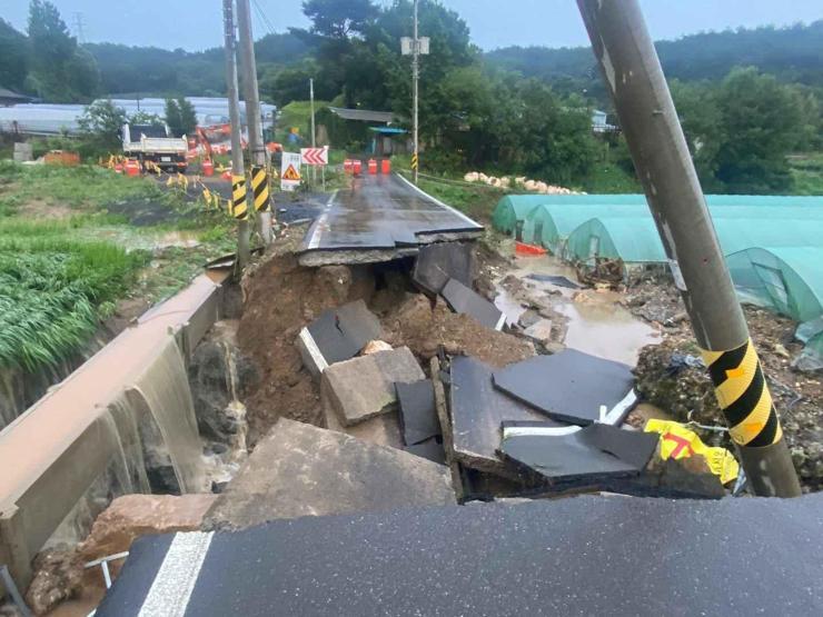 Güney Korede sel ve toprak kayması: 4 ölü, 1 kayıp