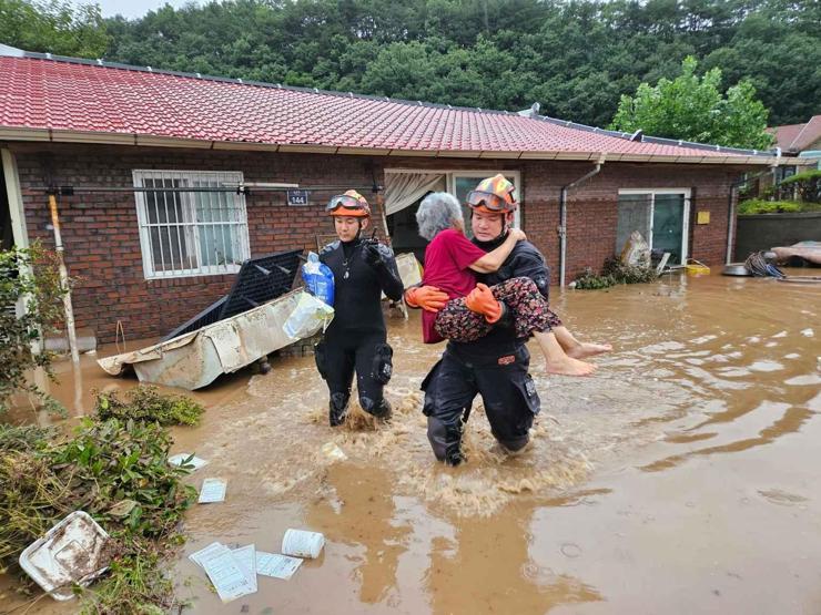 Güney Korede sel ve toprak kayması: 4 ölü, 1 kayıp