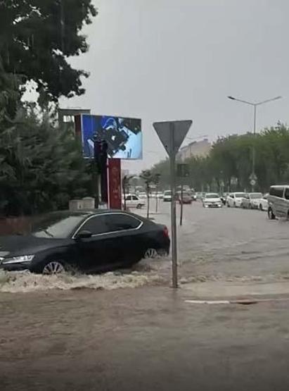 Bursa’da sağanak; sokak ve caddeler göle döndü