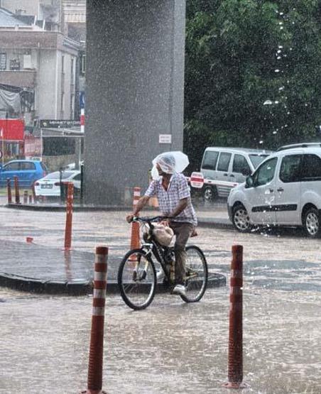 Bursa’da sağanak; sokak ve caddeler göle döndü