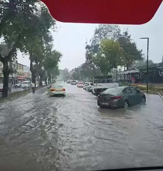 Bursa’da sağanak; sokak ve caddeler göle döndü