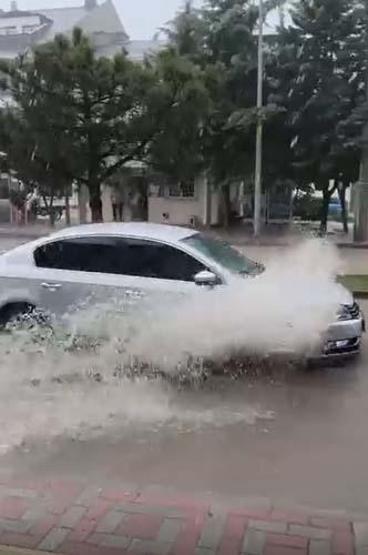 Bursa’da sağanak; sokak ve caddeler göle döndü