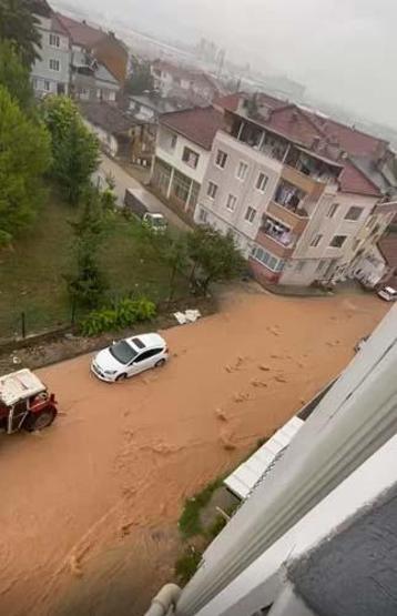 Bursa’da sağanak; sokak ve caddeler göle döndü