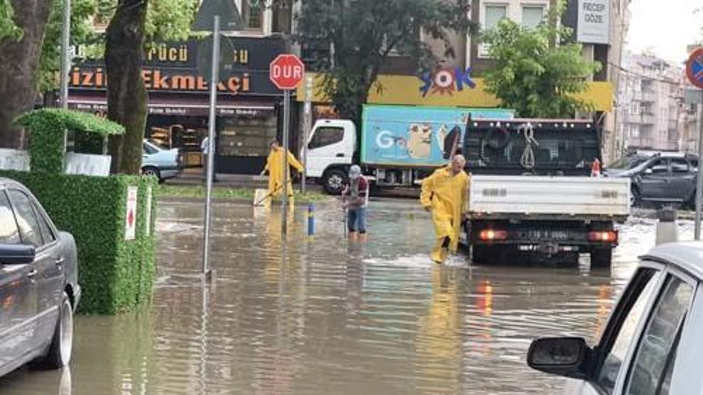 Bursa’da sağanak; sokak ve caddeler göle döndü