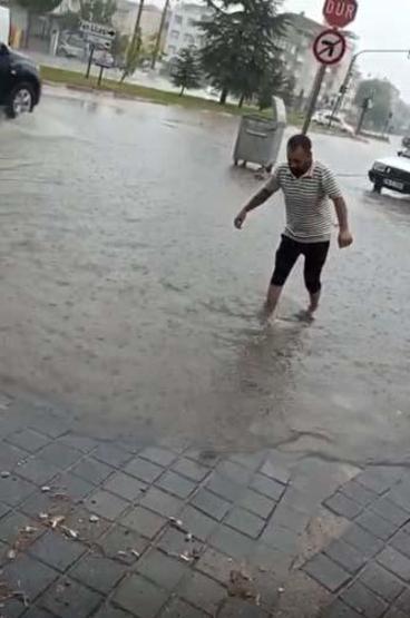 Bursa’da sağanak; sokak ve caddeler göle döndü
