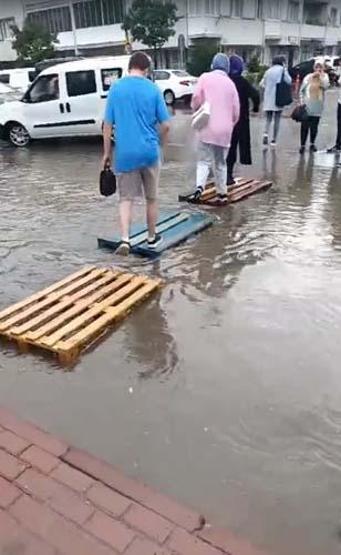 Bursa’da sağanak; sokak ve caddeler göle döndü