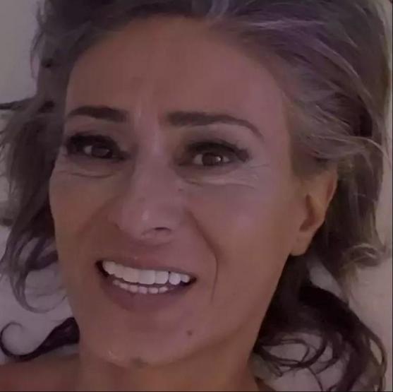Ebru Gündeş konserine Yıldız Tilbe damga vurdu KARŞILIKLI GÖBEK ATTILAR