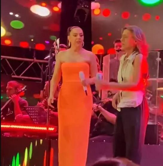 Ebru Gündeş konserine Yıldız Tilbe damga vurdu KARŞILIKLI GÖBEK ATTILAR