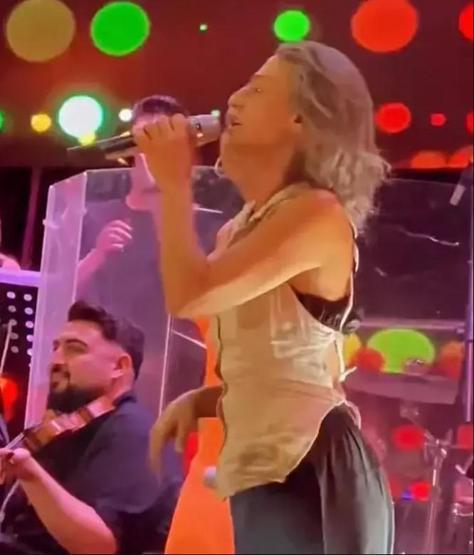 Ebru Gündeş konserine Yıldız Tilbe damga vurdu KARŞILIKLI GÖBEK ATTILAR