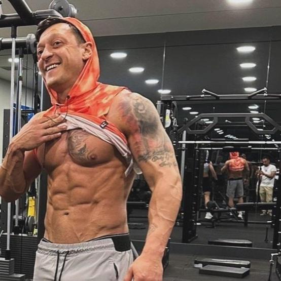 Mesut Özilden kas şov Sosyal medya yıkıldı Dünyadaki en iyi orta saha