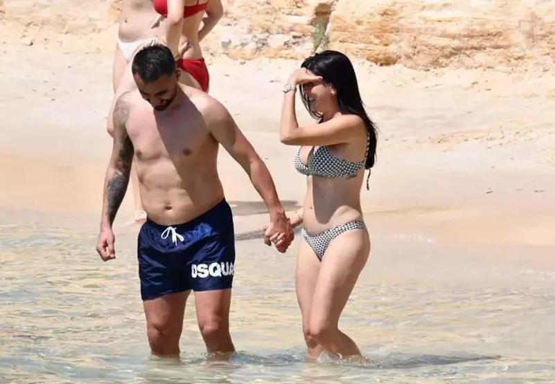 Selçuk Şahin eşiyle Çeşme El ele denize girdiler