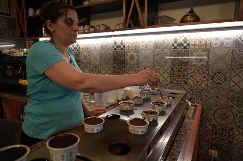 135 yıllık kahve kültürü tarihi handa yaşatılıyor Telvesi batmayan dünyadaki tek kahve
