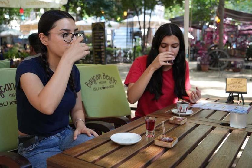 135 yıllık kahve kültürü tarihi handa yaşatılıyor Telvesi batmayan dünyadaki tek kahve