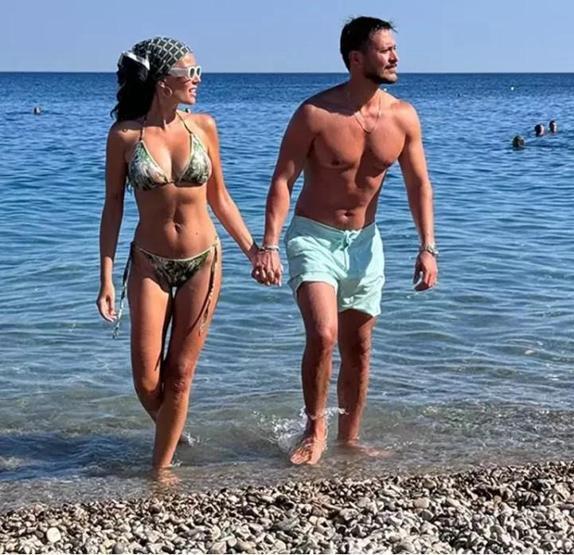 ROMANTİK TATİL POZLARINI PAYLAŞTILAR Yunanistana gittiler