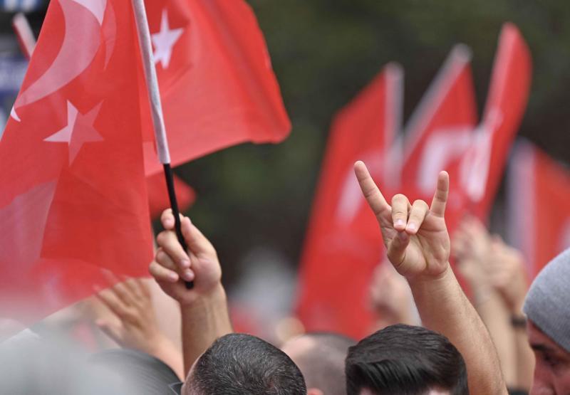 ‘Sessiz tilki’ yasağı tartışması… Almanya’da ‘bozkurt selamı yeniden gündemde