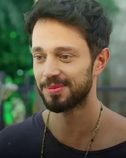 Zeytin Ağacı’nın yıldızı Murat Boz’un ‘tatil’ pozu sosyal medyayı salladı: ‘Havasına, suyuna, taşına, Toprakına