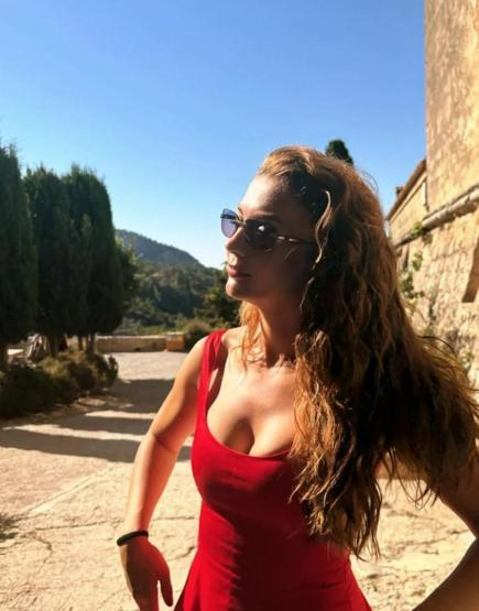 Kırmızı mini elbisesiyle olay yarattı YAKIYORSUN ORTALIĞI