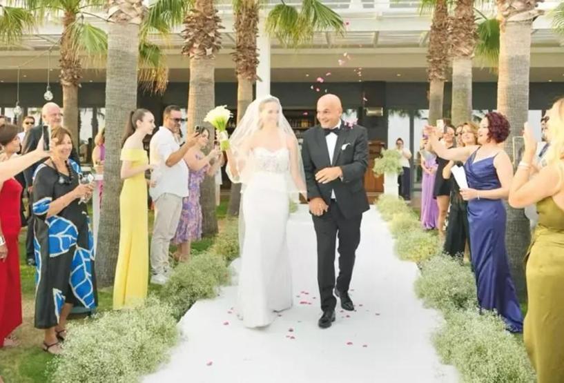 Cemiyet hayatının tanınmış isimlerinden biri 24 YAŞ KÜÇÜK SEVGİLİSİYLE EVLENDİ