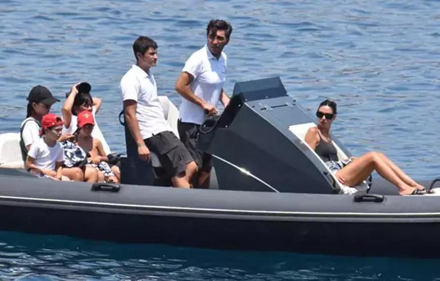Aslıhan Doğan Turan çocuklarıyla Bodrumda