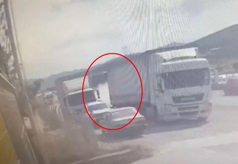 Görüntüler kan dondurdu Park halindeki TIRa çarptılar: 2 ölü