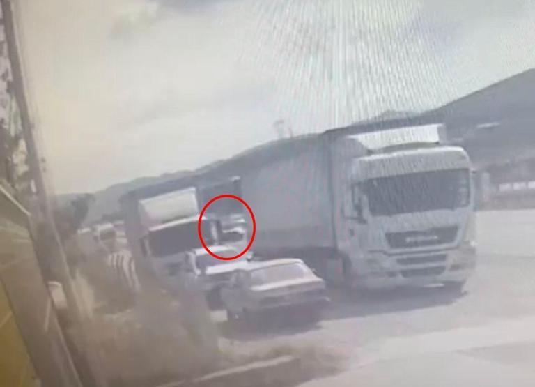 Görüntüler kan dondurdu Park halindeki TIRa çarptılar: 2 ölü