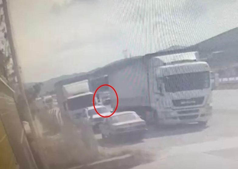 Görüntüler kan dondurdu Park halindeki TIRa çarptılar: 2 ölü
