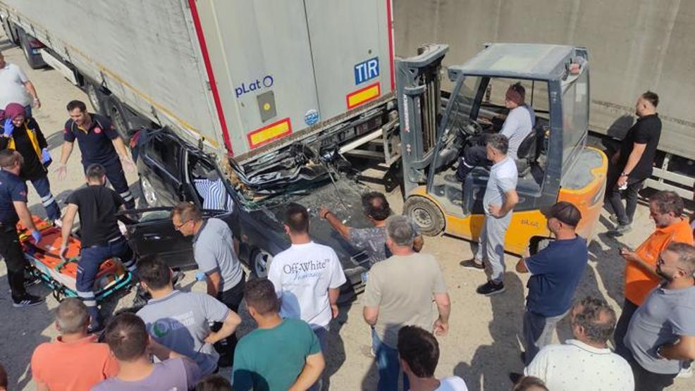 Görüntüler kan dondurdu Park halindeki TIRa çarptılar: 2 ölü