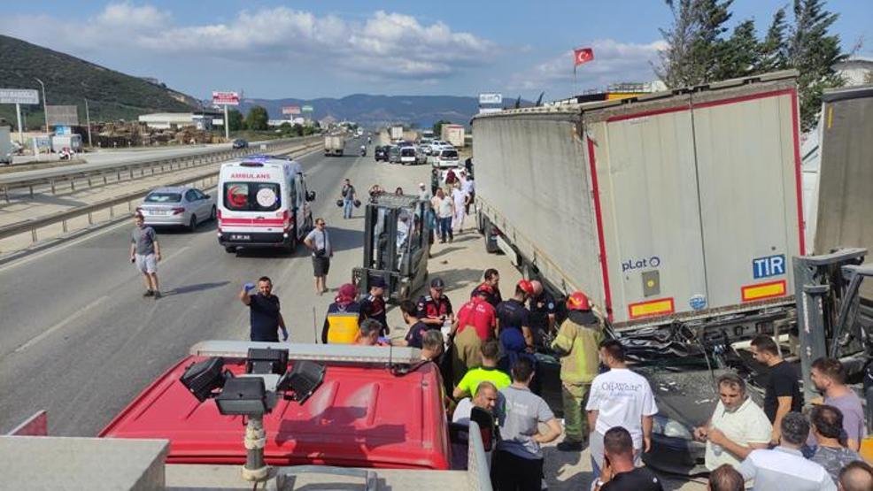 Görüntüler kan dondurdu Park halindeki TIRa çarptılar: 2 ölü