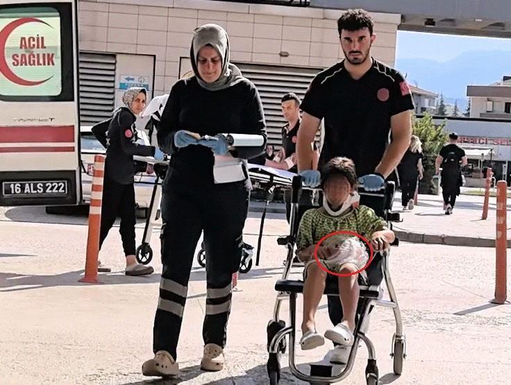 Oyuncak bebeğini bir an olsun bırakmadı Bursada feci kaza