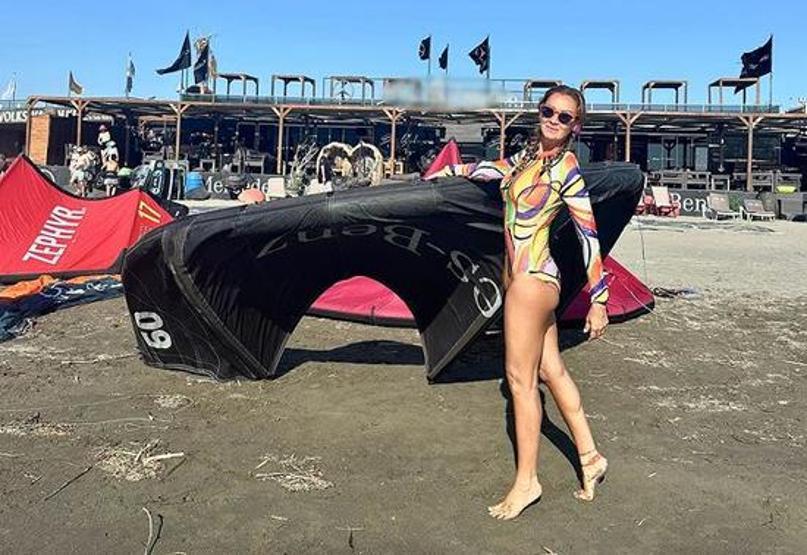 Kim der 49 yaşında Çocuklar Duymasının Meltemi Pınar Altuğdan kitesurf pozu Efsanesin