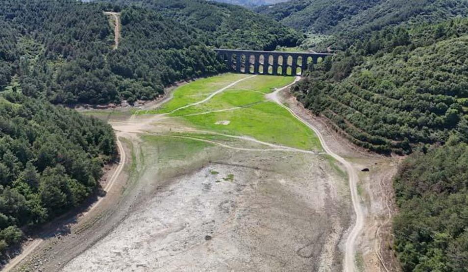 TEHLİKE ÇANLARI || İstanbulda kuruyan barajlar mesire alanı oldu